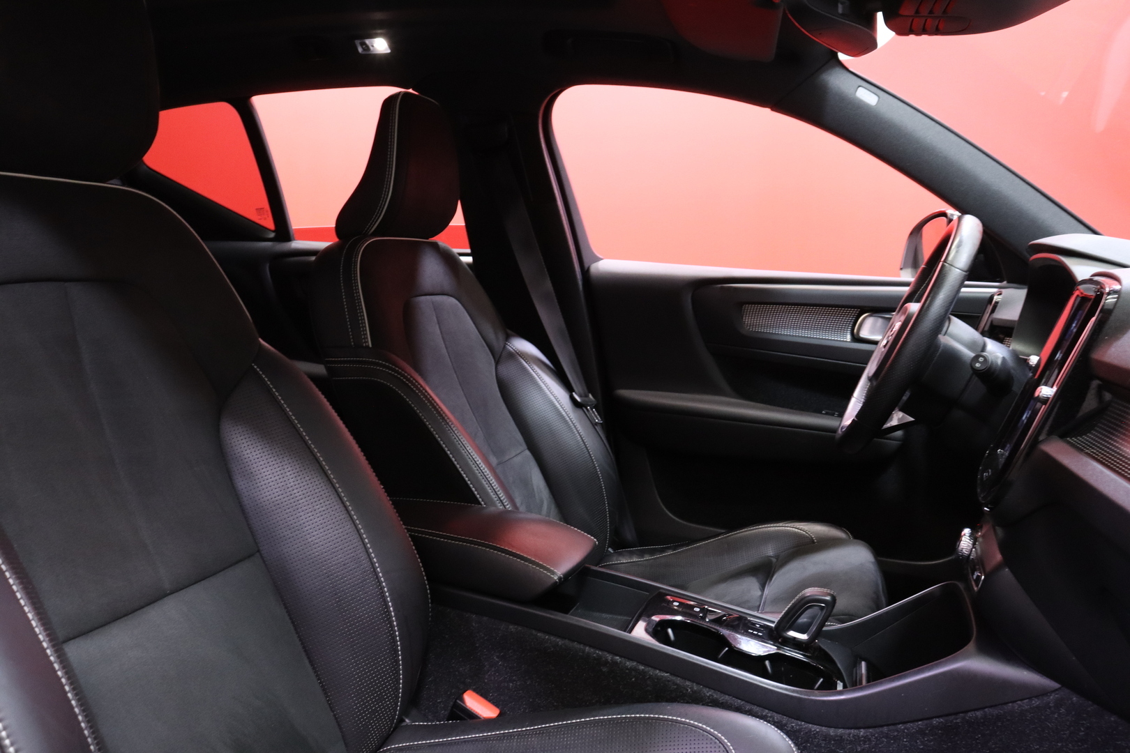 Volvo - XC40 - T5 Twin Engine R-Design Business aur // 1-om. Suomi-auto / Webasto / Pilot assist / VOC / H&K / Blis / 360° / LED // - Maastoauto