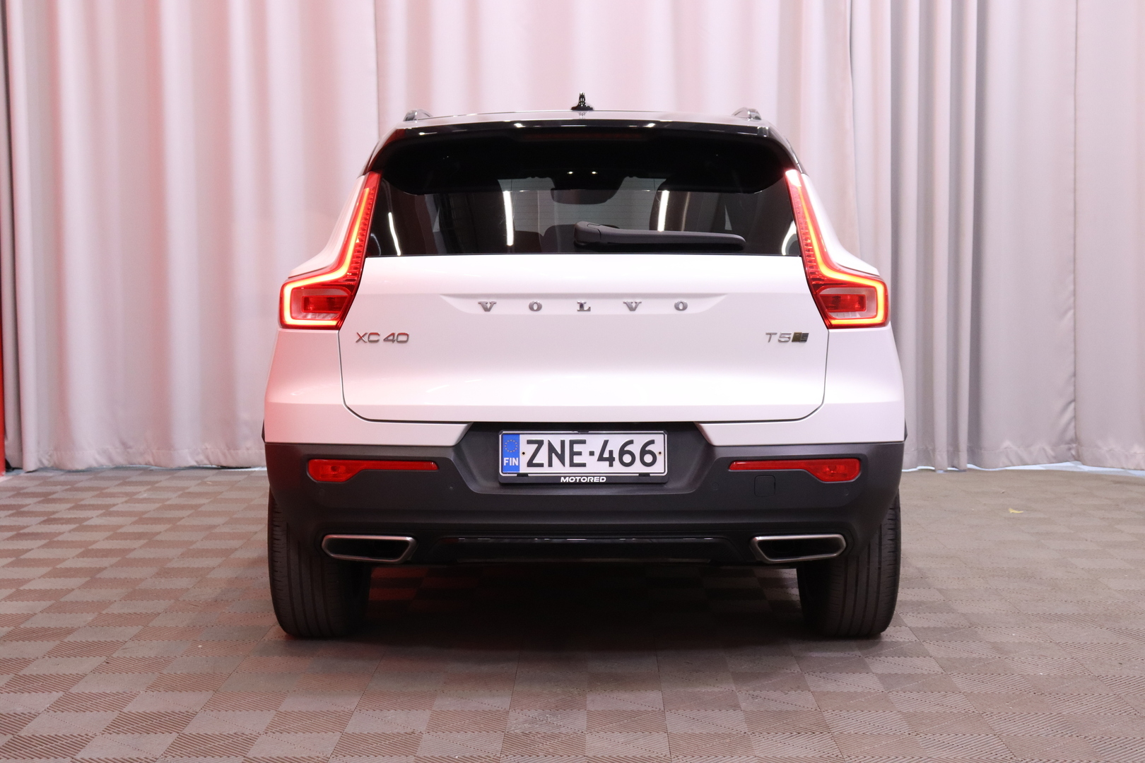 Volvo - XC40 - T5 Twin Engine R-Design Business aur // 1-om. Suomi-auto / Webasto / Pilot assist / VOC / H&K / Blis / 360° / LED // - Maastoauto