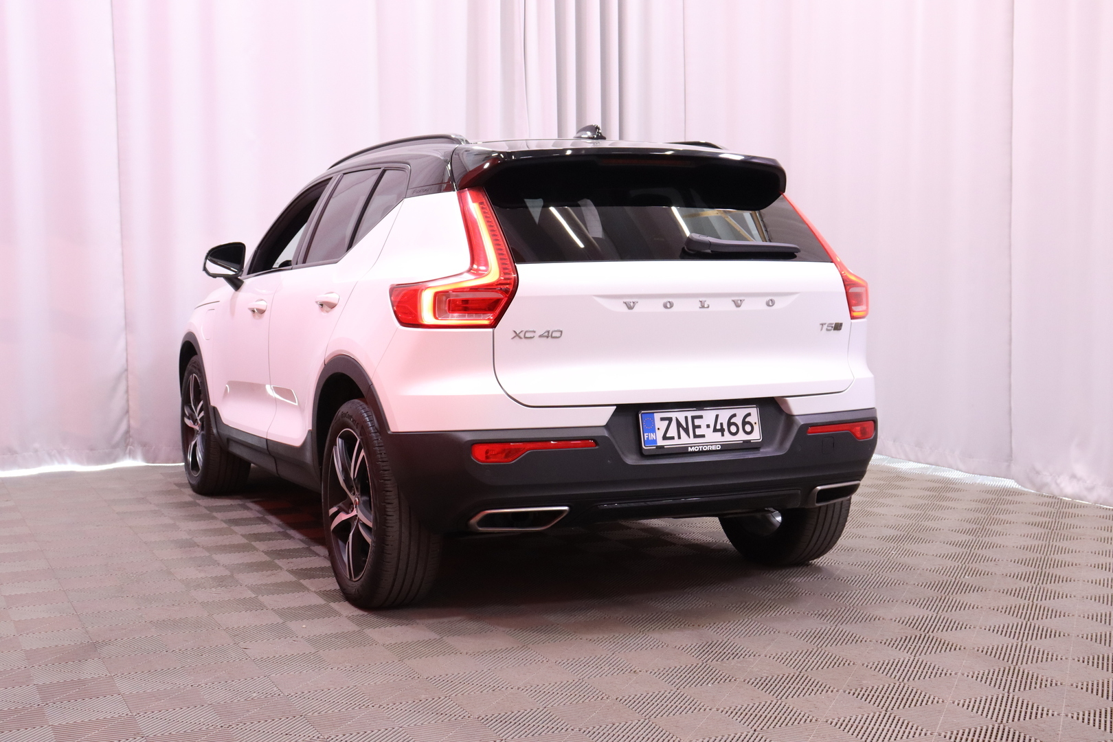 Volvo - XC40 - T5 Twin Engine R-Design Business aur // 1-om. Suomi-auto / Webasto / Pilot assist / VOC / H&K / Blis / 360° / LED // - Maastoauto