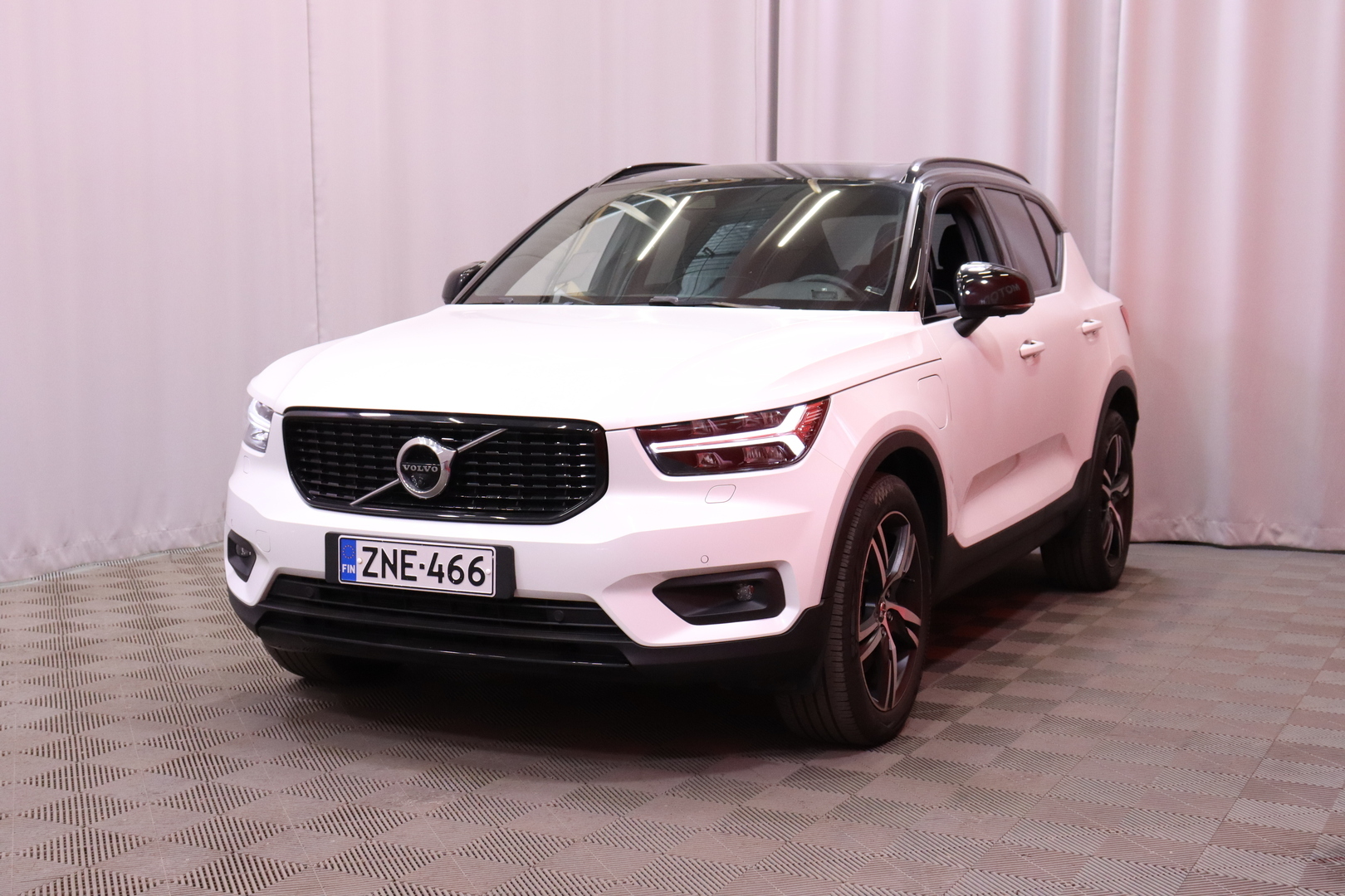 Volvo - XC40 - T5 Twin Engine R-Design Business aur // 1-om. Suomi-auto / Webasto / Pilot assist / VOC / H&K / Blis / 360° / LED // - Maastoauto