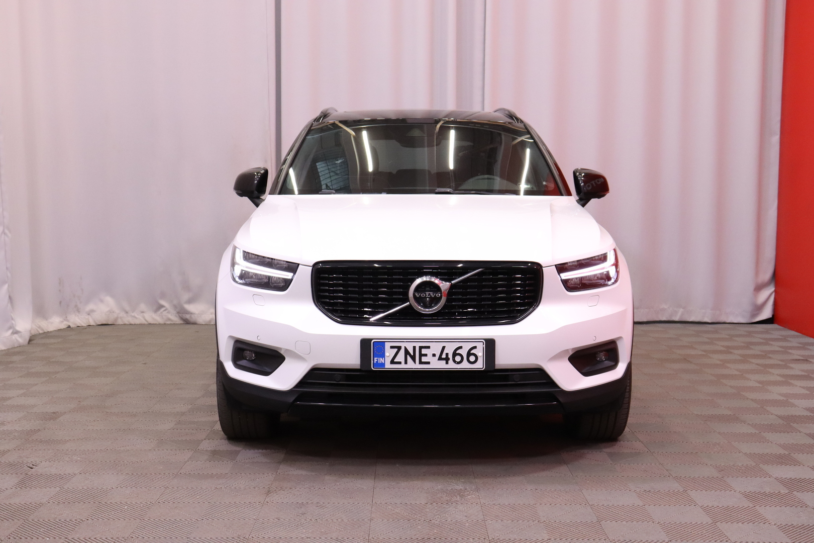 Volvo - XC40 - T5 Twin Engine R-Design Business aur // 1-om. Suomi-auto / Webasto / Pilot assist / VOC / H&K / Blis / 360° / LED // - Maastoauto