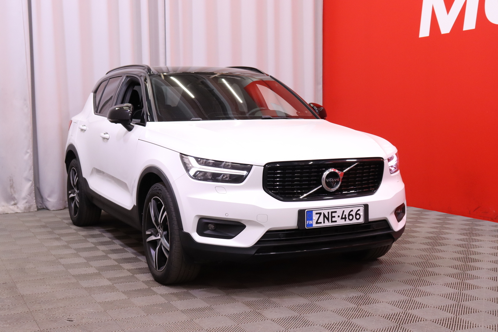 Volvo - XC40 - T5 Twin Engine R-Design Business aur // 1-om. Suomi-auto / Webasto / Pilot assist / VOC / H&K / Blis / 360° / LED // - Maastoauto