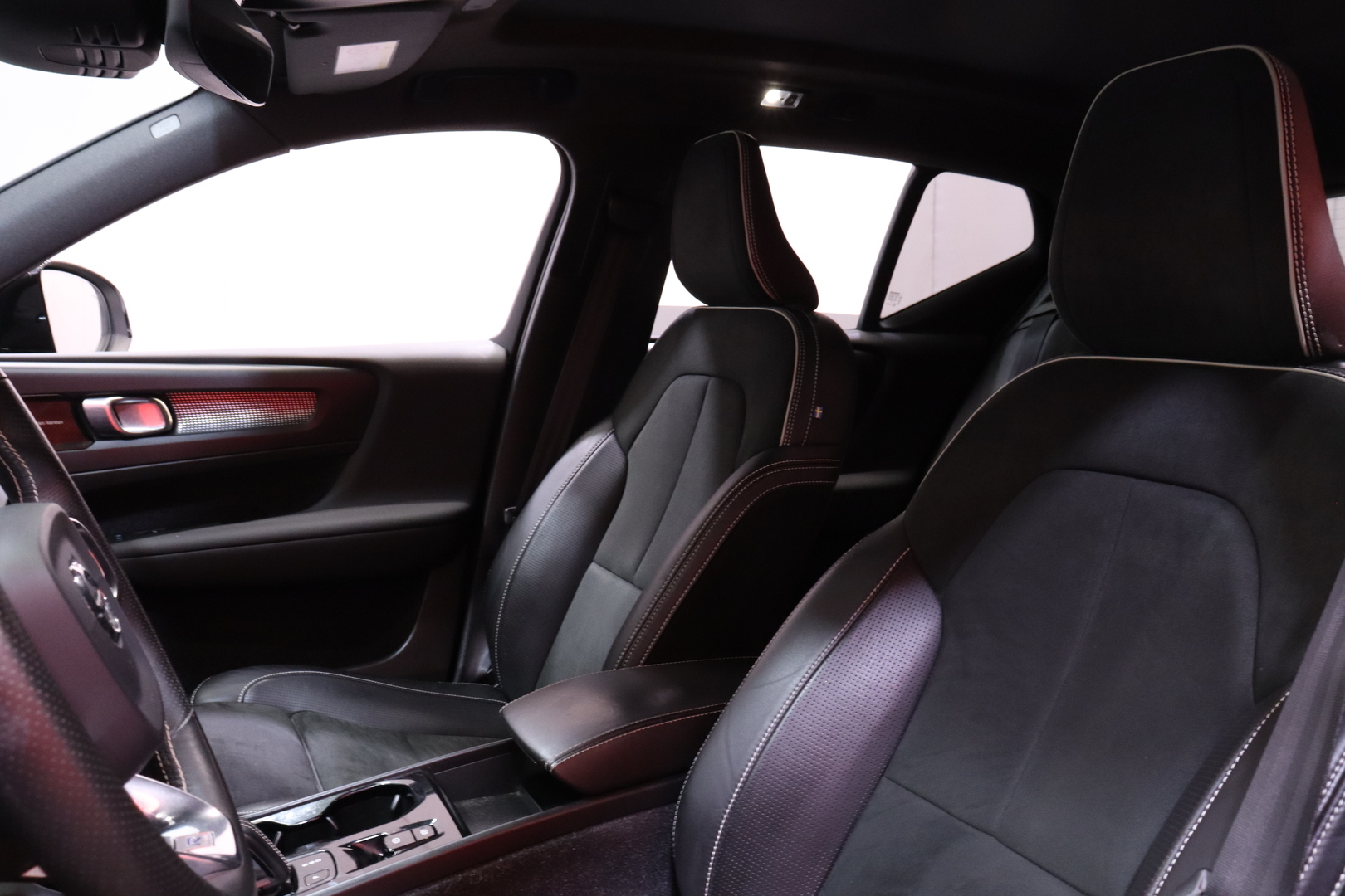 Volvo - XC40 - T5 Twin Engine R-Design Business aur // 1-om. Suomi-auto / Webasto / Pilot assist / VOC / H&K / Blis / 360° / LED // - Maastoauto