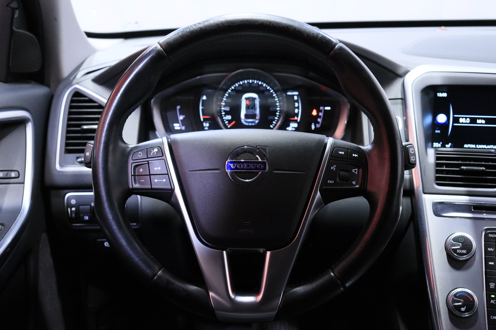 Volvo - XC60 - D5 AWD 162kW Business Classic Edition aut // ACC / Webasto / Koukku / VOC / Harman & Kardon / Muistipenkki / Nahat / - Maastoauto