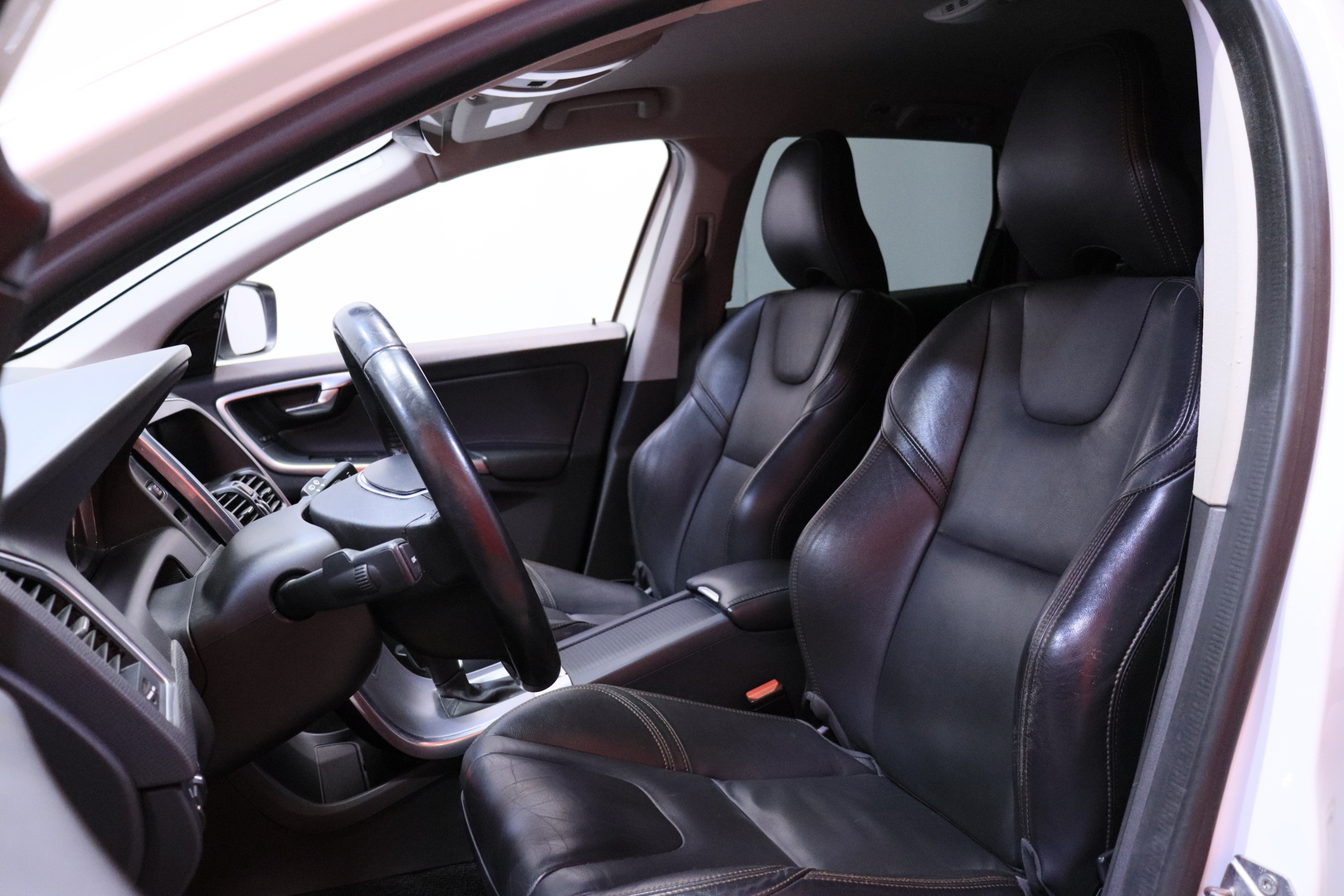 Volvo - XC60 - D5 AWD 162kW Business Classic Edition aut // ACC / Webasto / Koukku / VOC / Harman & Kardon / Muistipenkki / Nahat / - Maastoauto