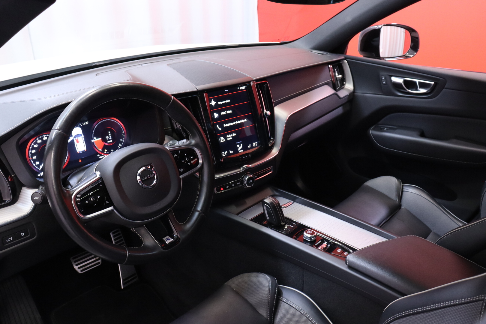 Volvo - XC60 - T8 TwE AWD R-Design aut // Suomi-auto / Pilot Assist / Webasto / Panorama / Koukku / Kamera // - Maastoauto