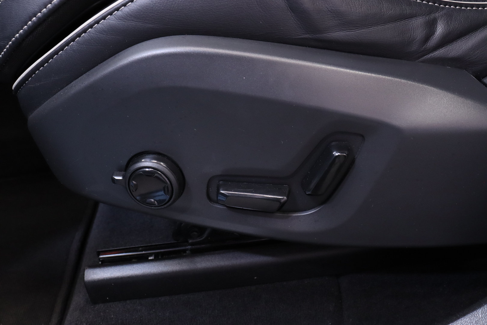 Volvo - XC60 - T8 TwE AWD R-Design aut // Suomi-auto / Pilot Assist / Webasto / Panorama / Koukku / Kamera // - Maastoauto