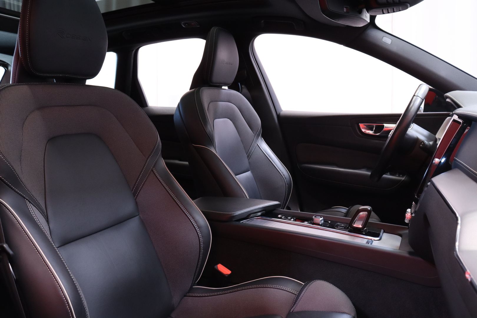 Volvo - XC60 - T8 TwE AWD R-Design aut // Suomi-auto / Pilot Assist / Webasto / Panorama / Koukku / Kamera // - Maastoauto