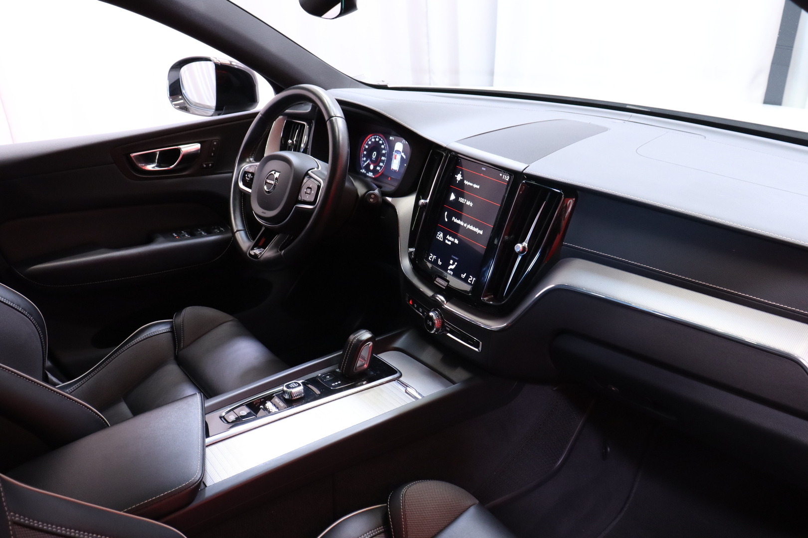 Volvo - XC60 - T8 TwE AWD R-Design aut // Suomi-auto / Pilot Assist / Webasto / Panorama / Koukku / Kamera // - Maastoauto