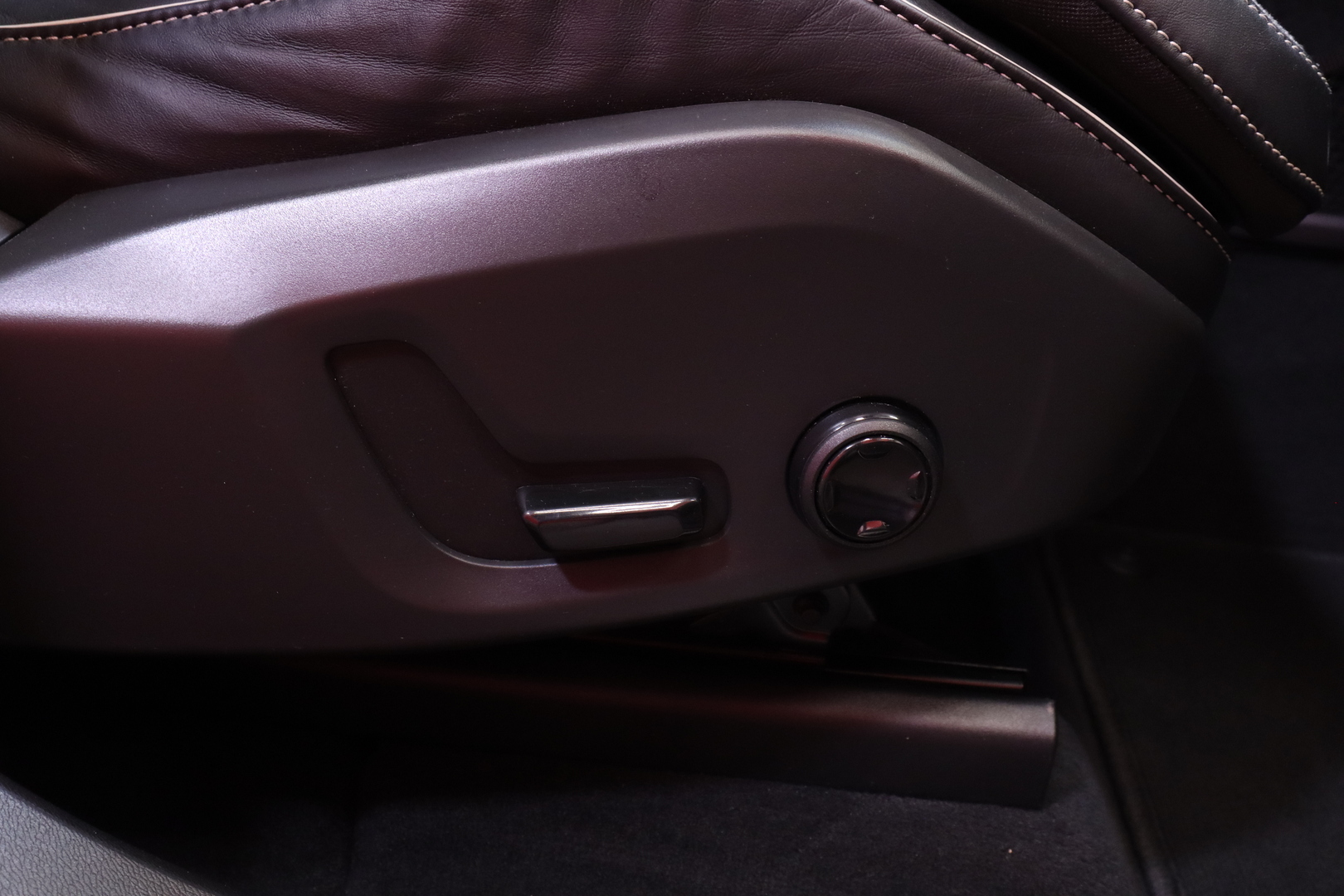 Volvo - XC60 - T8 TwE AWD R-Design aut // Suomi-auto / Pilot Assist / Webasto / Panorama / Koukku / Kamera // - Maastoauto