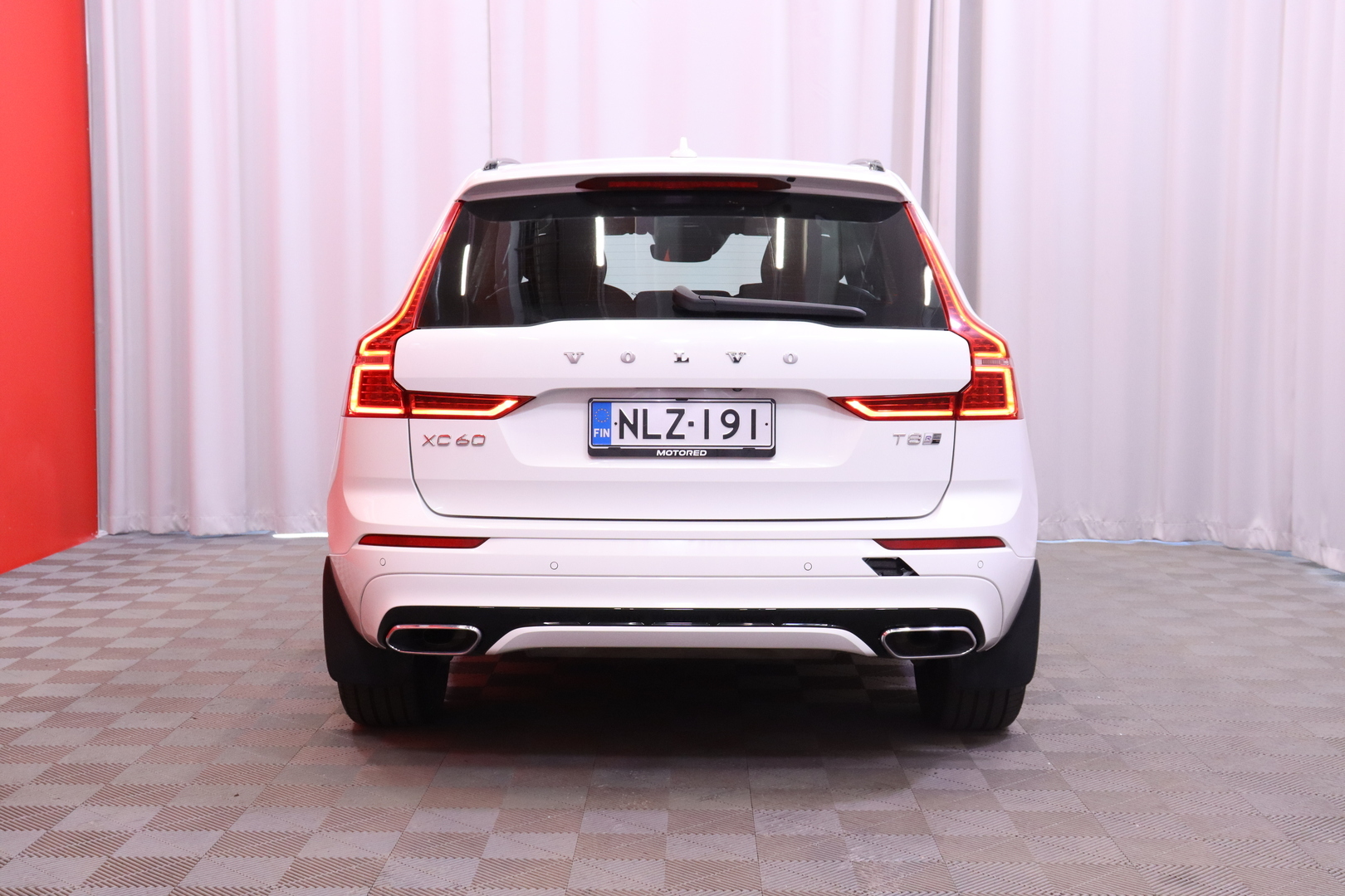 Volvo - XC60 - T8 TwE AWD R-Design aut // Suomi-auto / Pilot Assist / Webasto / Panorama / Koukku / Kamera // - Maastoauto