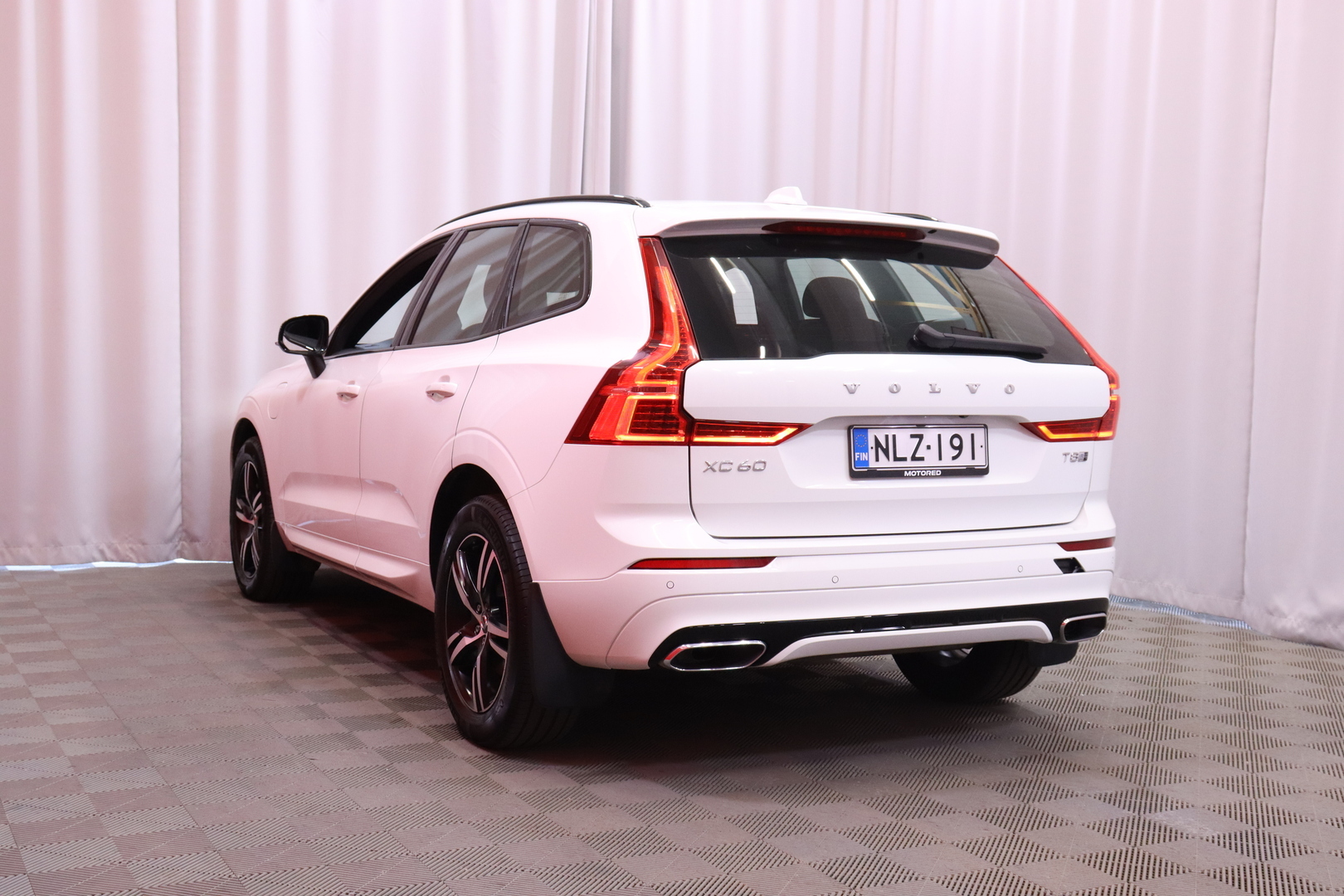 Volvo - XC60 - T8 TwE AWD R-Design aut // Suomi-auto / Pilot Assist / Webasto / Panorama / Koukku / Kamera // - Maastoauto