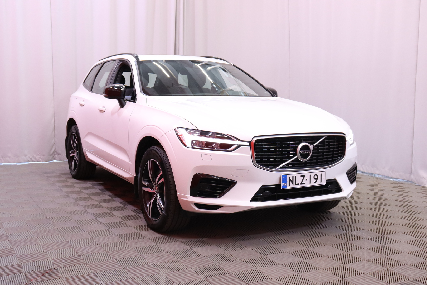Volvo - XC60 - T8 TwE AWD R-Design aut // Suomi-auto / Pilot Assist / Webasto / Panorama / Koukku / Kamera // - Maastoauto