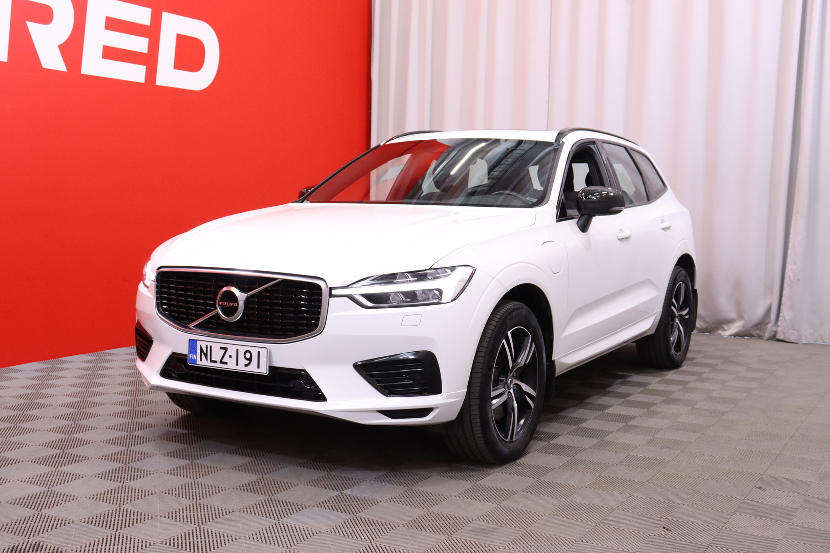 Volvo - XC60 - T8 TwE AWD R-Design aut // Suomi-auto / Pilot Assist / Webasto / Panorama / Koukku / Kamera // - Maastoauto