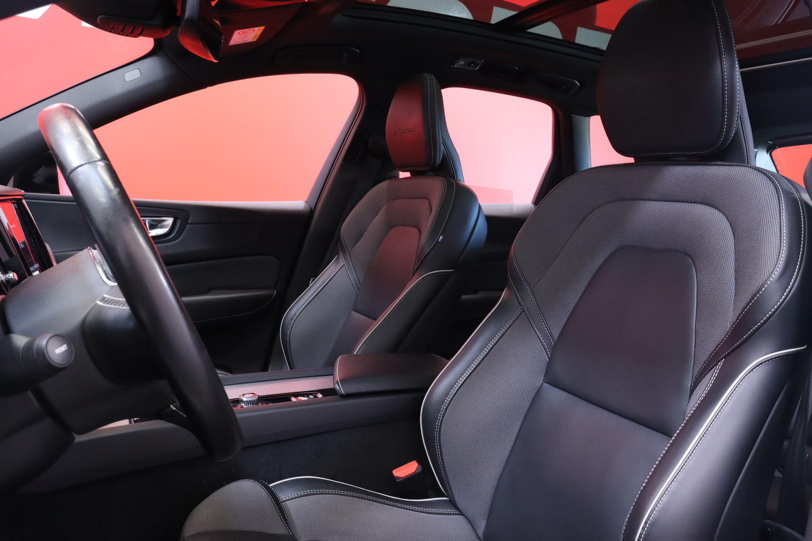 Volvo - XC60 - T8 TwE AWD R-Design aut // Suomi-auto / Pilot Assist / Webasto / Panorama / Koukku / Kamera // - Maastoauto