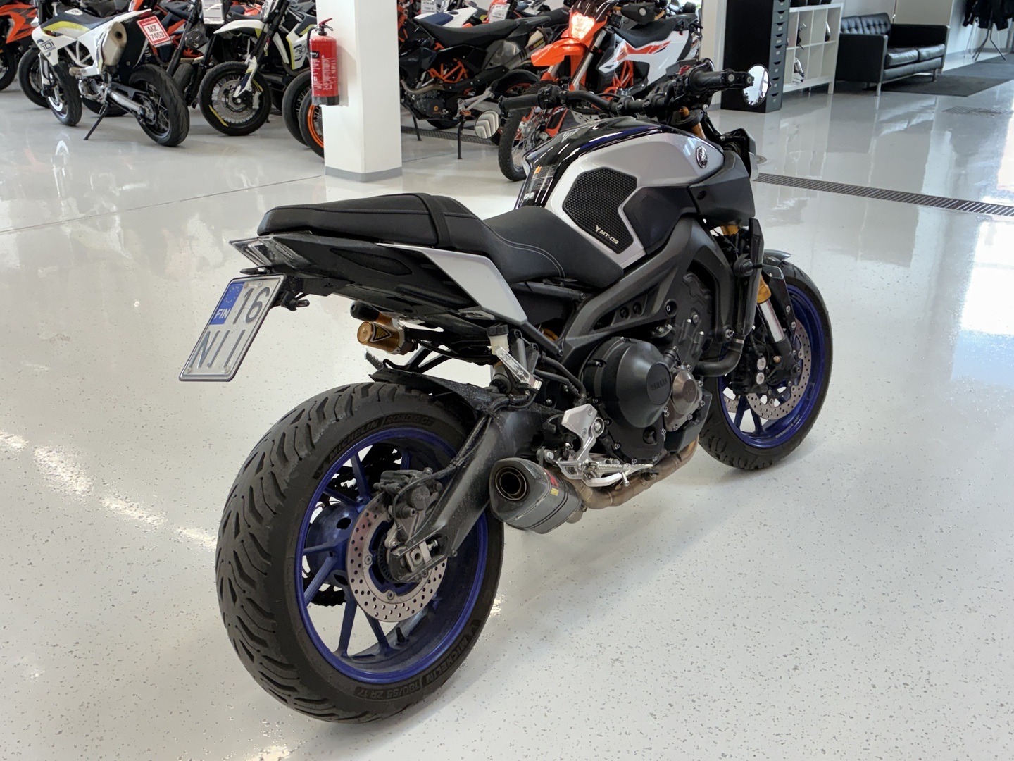 Yamaha - MT-09 - SP // Akrapovic kokoputkisto / Shifter / TCS / Suomi-Pyörä // - Moottoripyörä