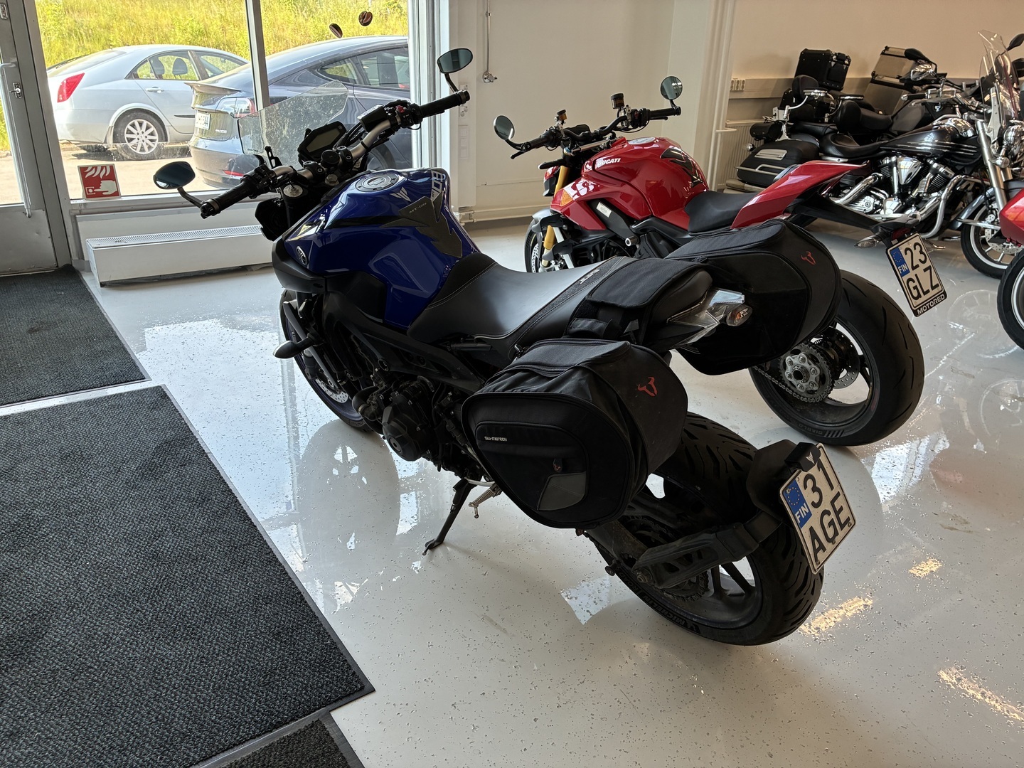 Yamaha - MT-09 - // Suomi-pyörä /  K-tech iskari / Akrapovic Kokoputki / Laukut // - Moottoripyörä
