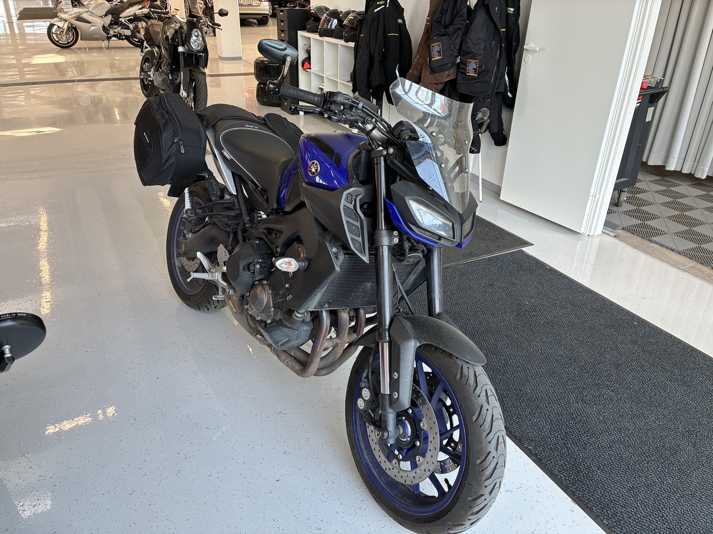 Yamaha - MT-09 - // Suomi-pyörä /  K-tech iskari / Akrapovic Kokoputki / Laukut // - Moottoripyörä