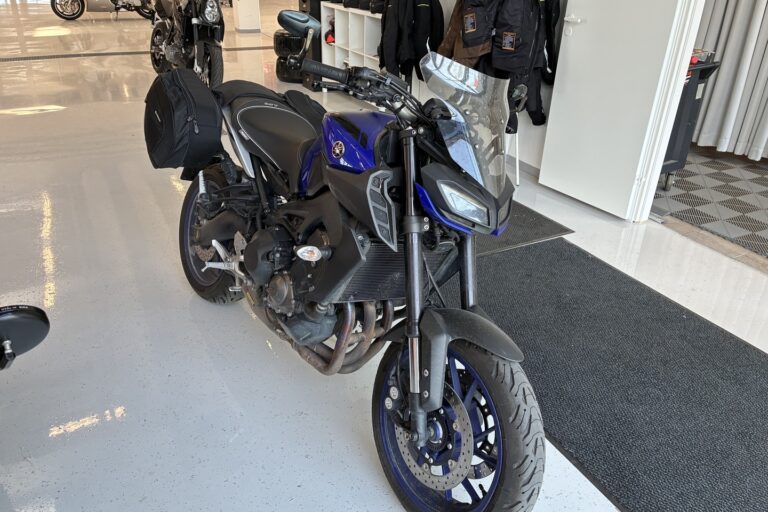 Yamaha - MT-09 - // Suomi-pyörä / K-tech iskari / Akrapovic Kokoputki / Laukut / Huoltokirja // - Moottoripyörä