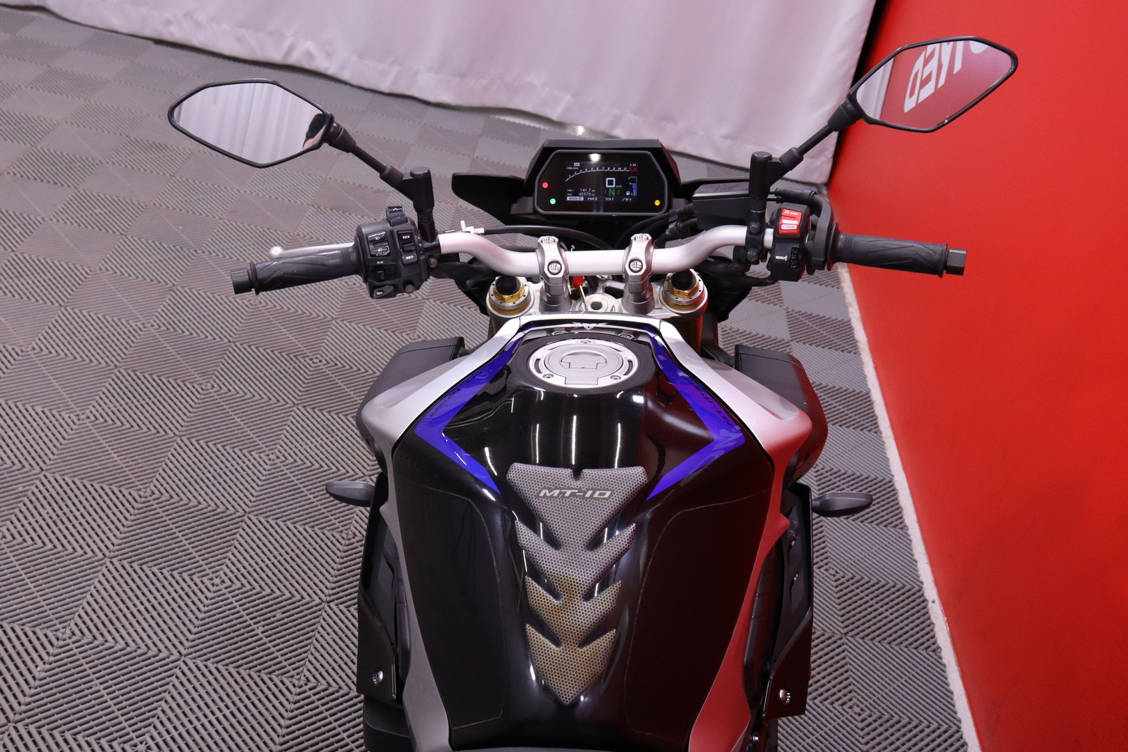 Yamaha - MT-10 - SP // Suomi-pyörä / Öhlins / Laukut // - Moottoripyörä