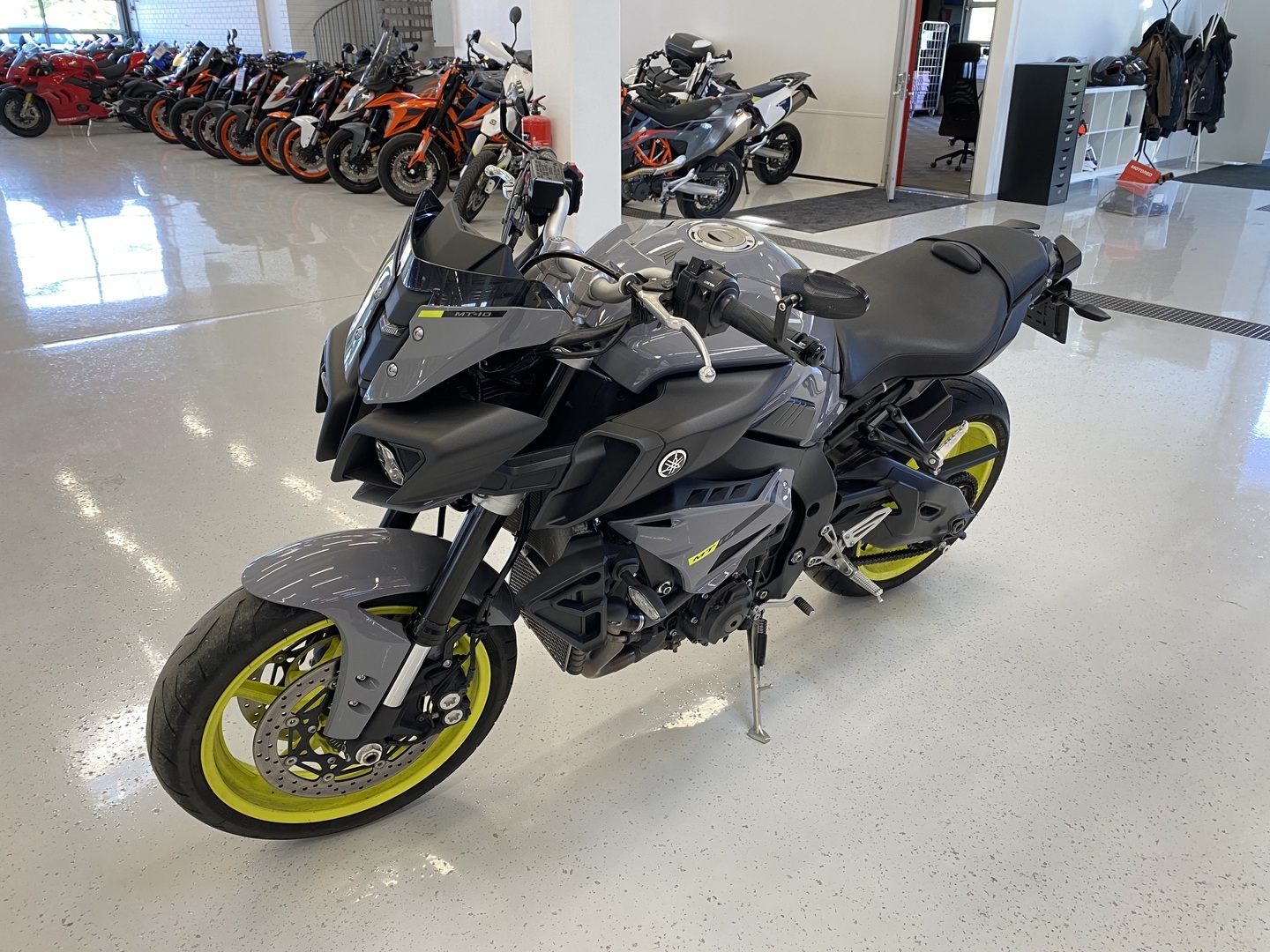 Yamaha - MT-10 - // Juuri saapunut! / Suomipyörä / Huoltokirja / Shifter / Arrow kokoputkisto / Vakkari // - Moottoripyörä