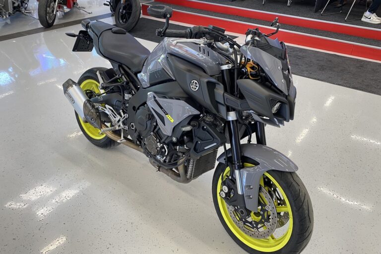 Yamaha - MT-10 - // Juuri saapunut! / Suomipyörä / Huoltokirja / Shifter / Arrow kokoputkisto / Vakkari // - Moottoripyörä