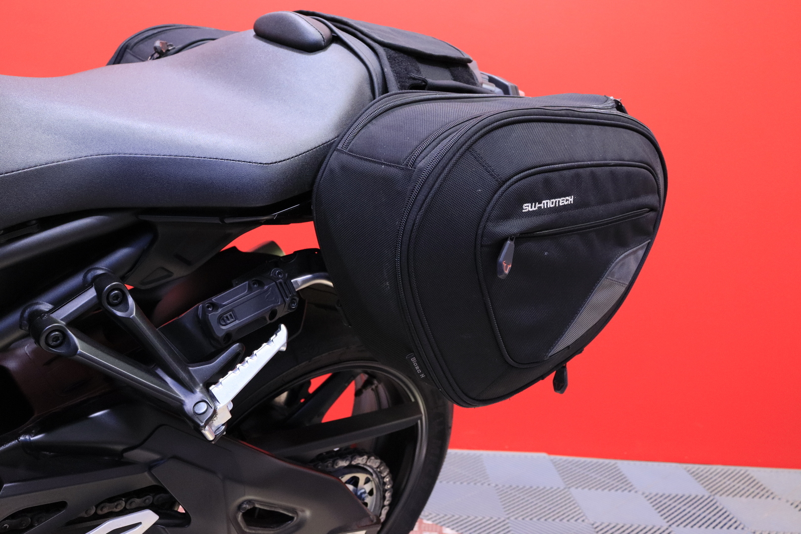 Yamaha - MT-10 - // Akrapovic / Shifter / Vakkari / Laukut // - Moottoripyörä