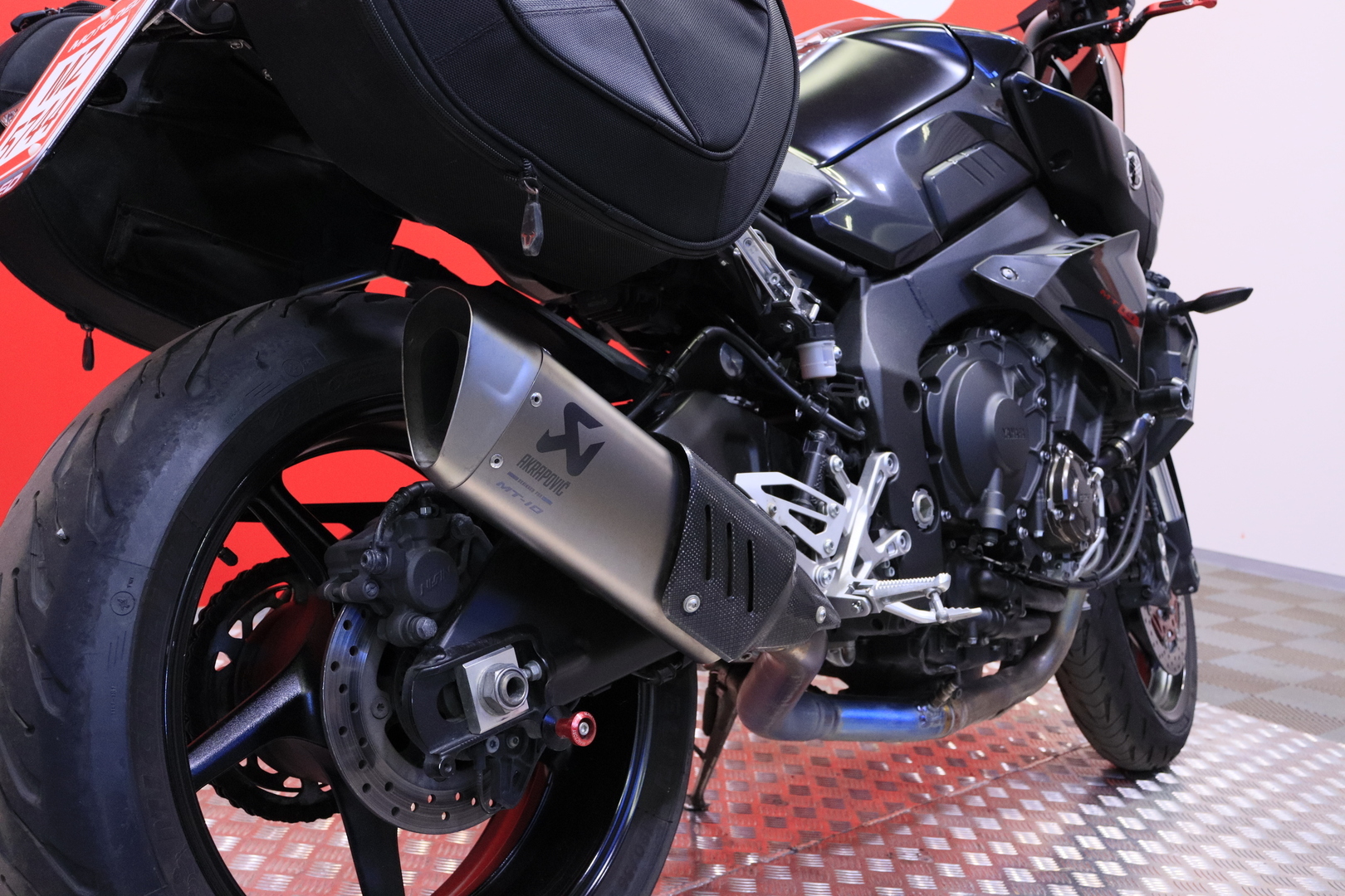 Yamaha - MT-10 - // Akrapovic / Shifter / Vakkari / Laukut // - Moottoripyörä