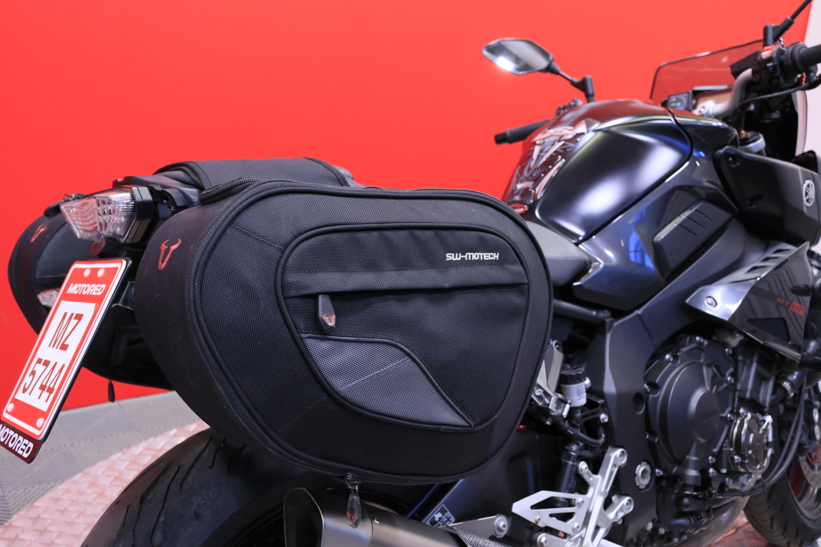 Yamaha - MT-10 - // Akrapovic / Shifter / Vakkari / Laukut // - Moottoripyörä