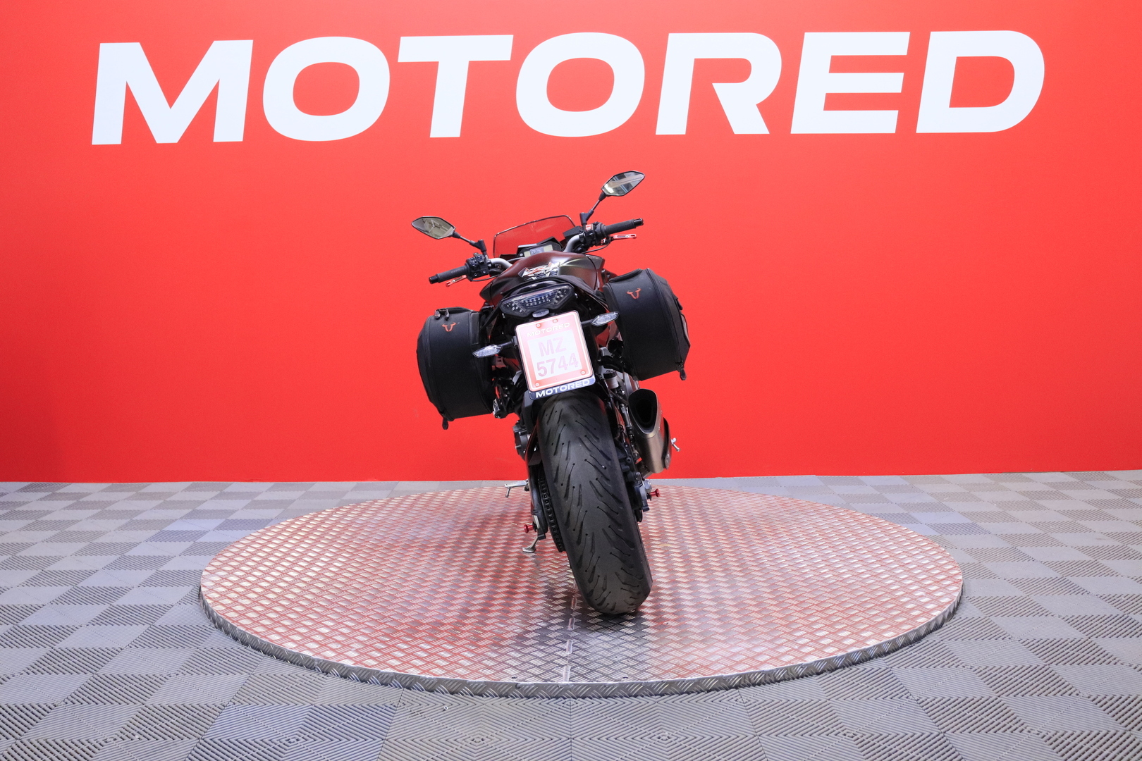Yamaha - MT-10 - // Akrapovic / Shifter / Vakkari / Laukut // - Moottoripyörä