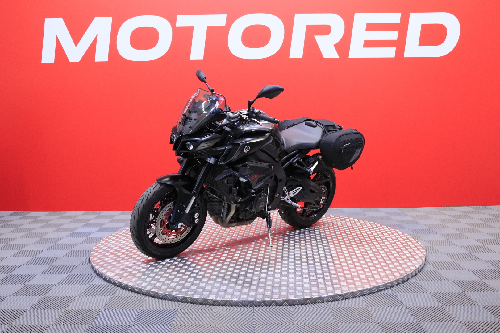 Yamaha - MT-10 - // Akrapovic / Shifter / Vakkari / Laukut // - Moottoripyörä