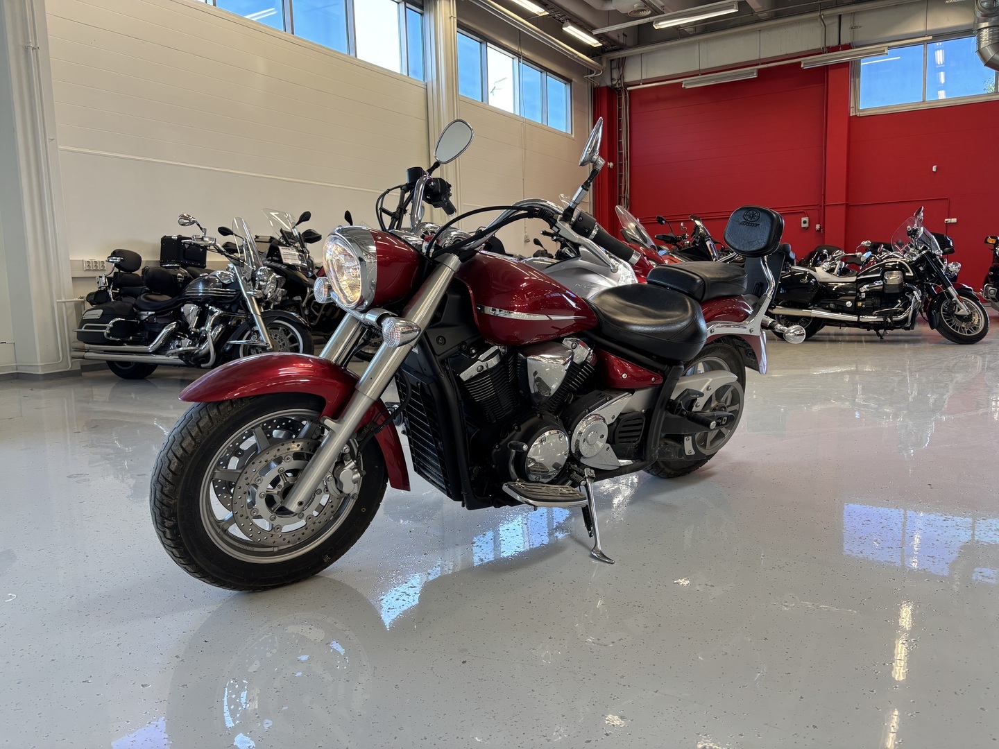 Yamaha - XVS - 1300 A Midnight Star // Juuri saapunut! / 1-om. / Suomi-pyörä / Sissybar // - Moottoripyörä