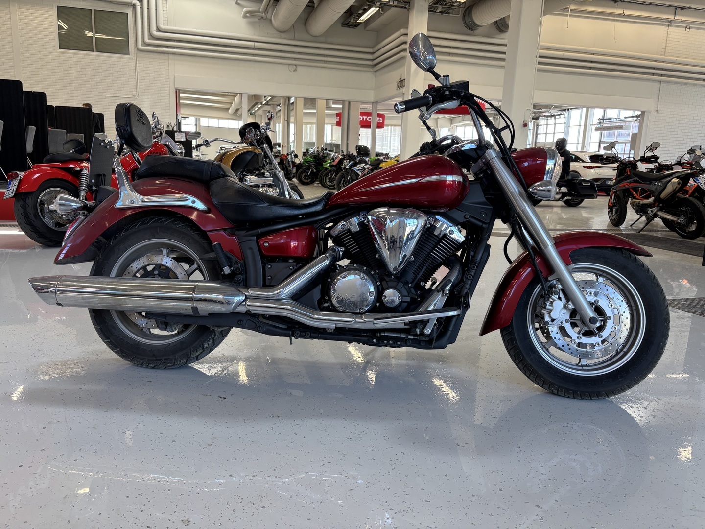Yamaha - XVS - 1300 A Midnight Star // Juuri saapunut! / 1-om. / Suomi-pyörä / Sissybar // - Moottoripyörä