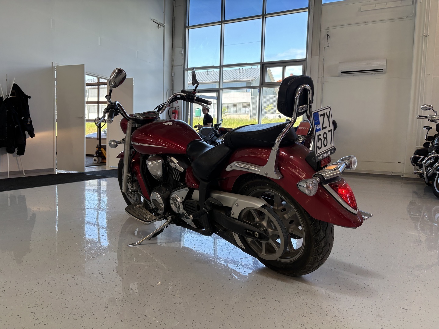 Yamaha - XVS - 1300 A Midnight Star // Juuri saapunut! / 1-om. / Suomi-pyörä / Sissybar // - Moottoripyörä