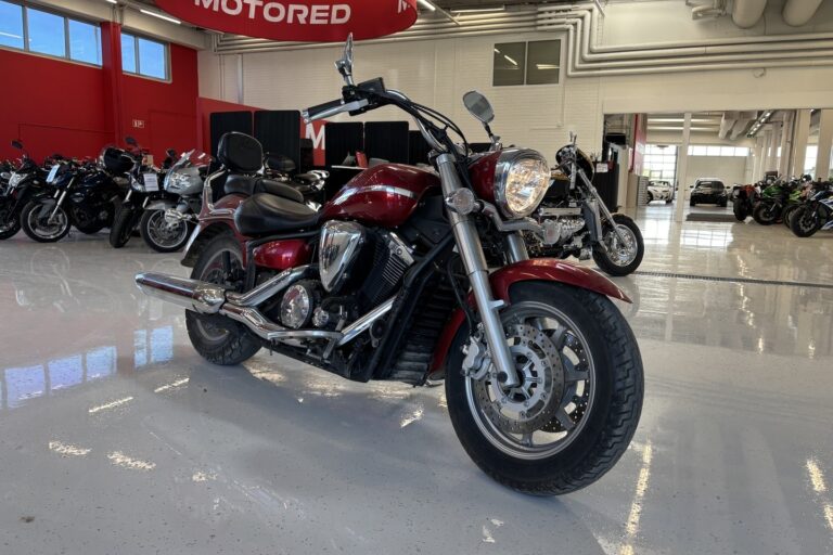 Yamaha - XVS - 1300 A Midnight Star // Juuri saapunut! / 1-om. / Suomi-pyörä / Sissybar // - Moottoripyörä