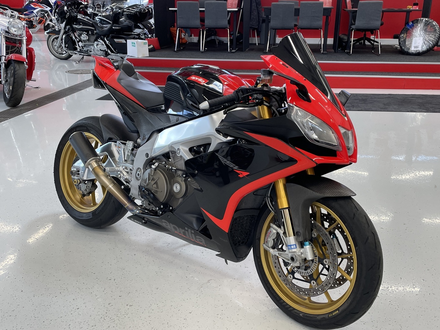 Aprilia - RSV4 - // Akrapovic / Öhlins / Rizoma / Shifteri / Juuri saapunut // - Moottoripyörä