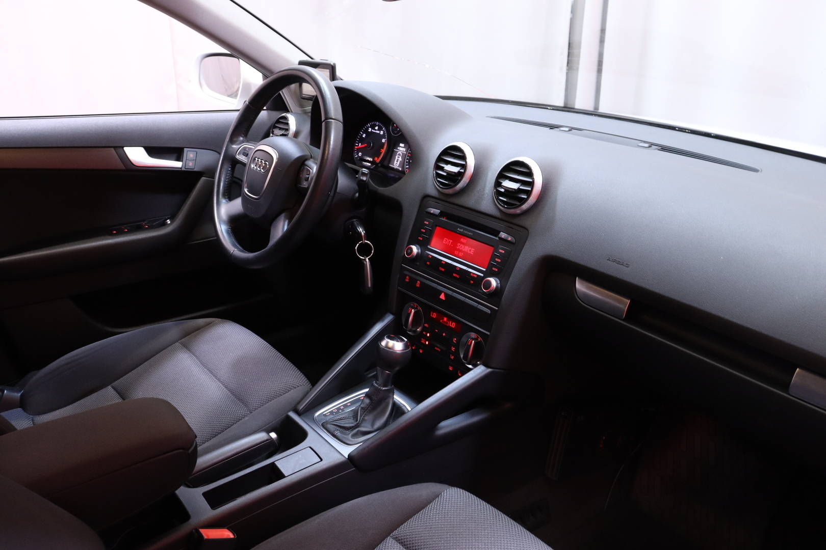 Audi - A3 - Sportback Attraction S line Business Plus 1,4 TFSI 92kW S tronic // Vakionopeudensäädin / Ilmastointi / 2x renkaat // - Viistoperä