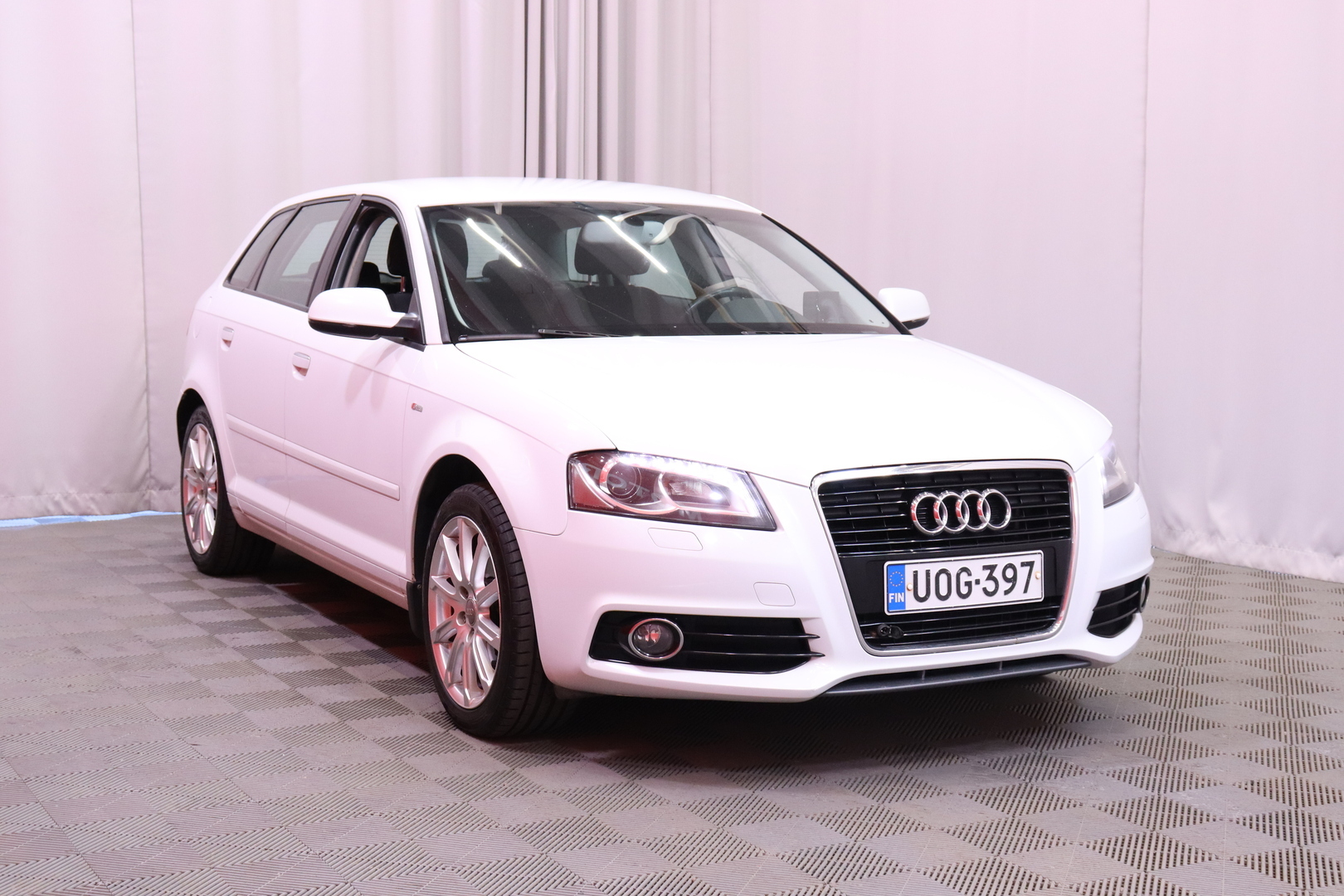 Audi - A3 - Sportback Attraction S line Business Plus 1,4 TFSI 92kW S tronic // Vakionopeudensäädin / Ilmastointi / 2x renkaat // - Viistoperä
