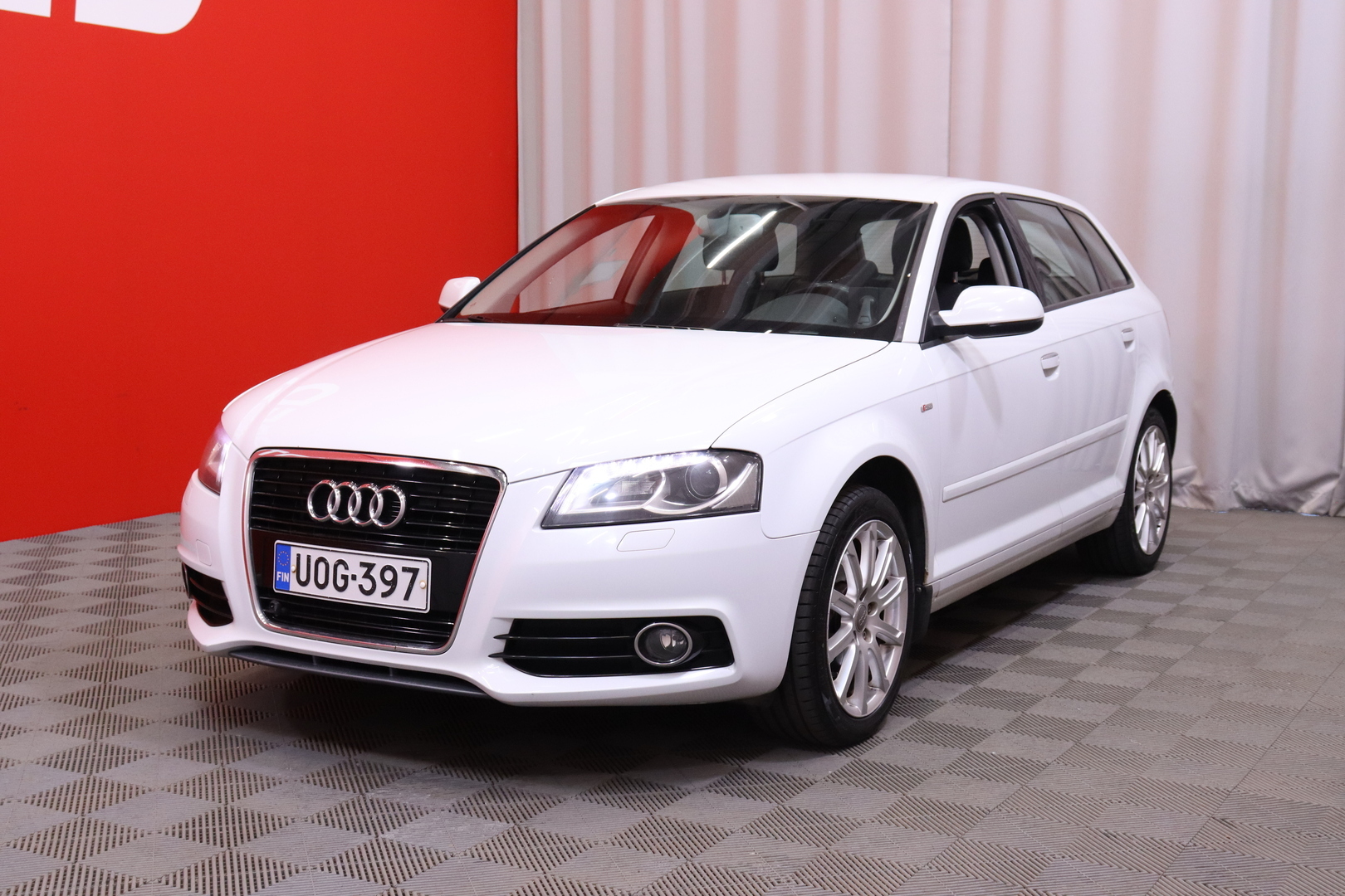 Audi - A3 - Sportback Attraction S line Business Plus 1,4 TFSI 92kW S tronic // Vakionopeudensäädin / Ilmastointi / 2x renkaat // - Viistoperä