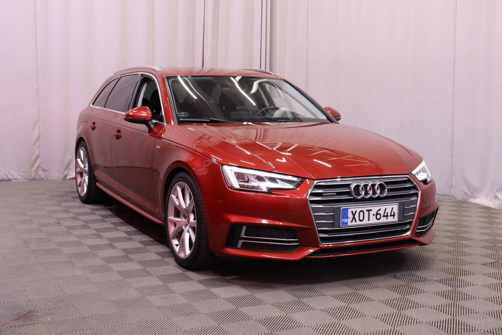 Audi - A4 - Avant Business Sport Comfort S line Edition 2,0 TDI 140 kW quattro S tronic // Suomi-auto / Webasto / Koukku // - Farmari