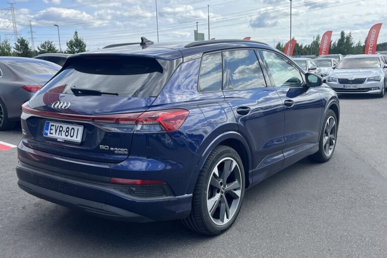 AUDI Q4 e-tron