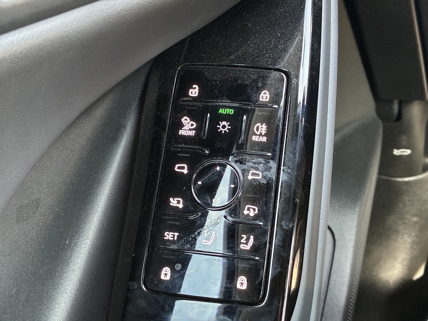 Audi - Q6 e-tron - quattro - Maastoauto