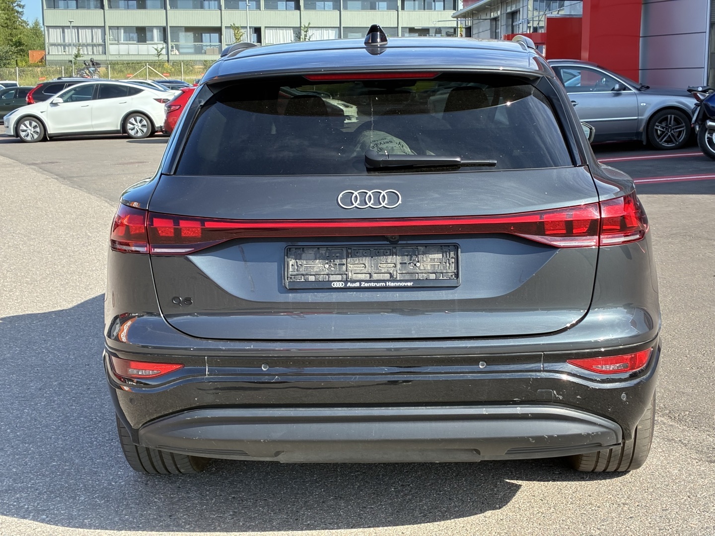 Audi - Q6 e-tron - quattro - Maastoauto