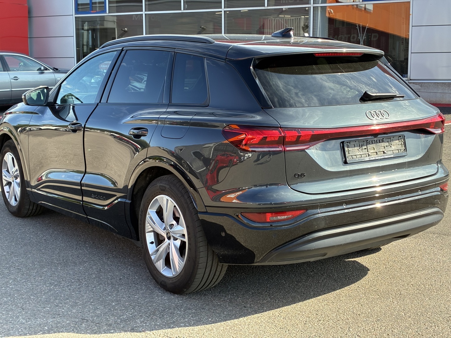 Audi - Q6 e-tron - quattro - Maastoauto
