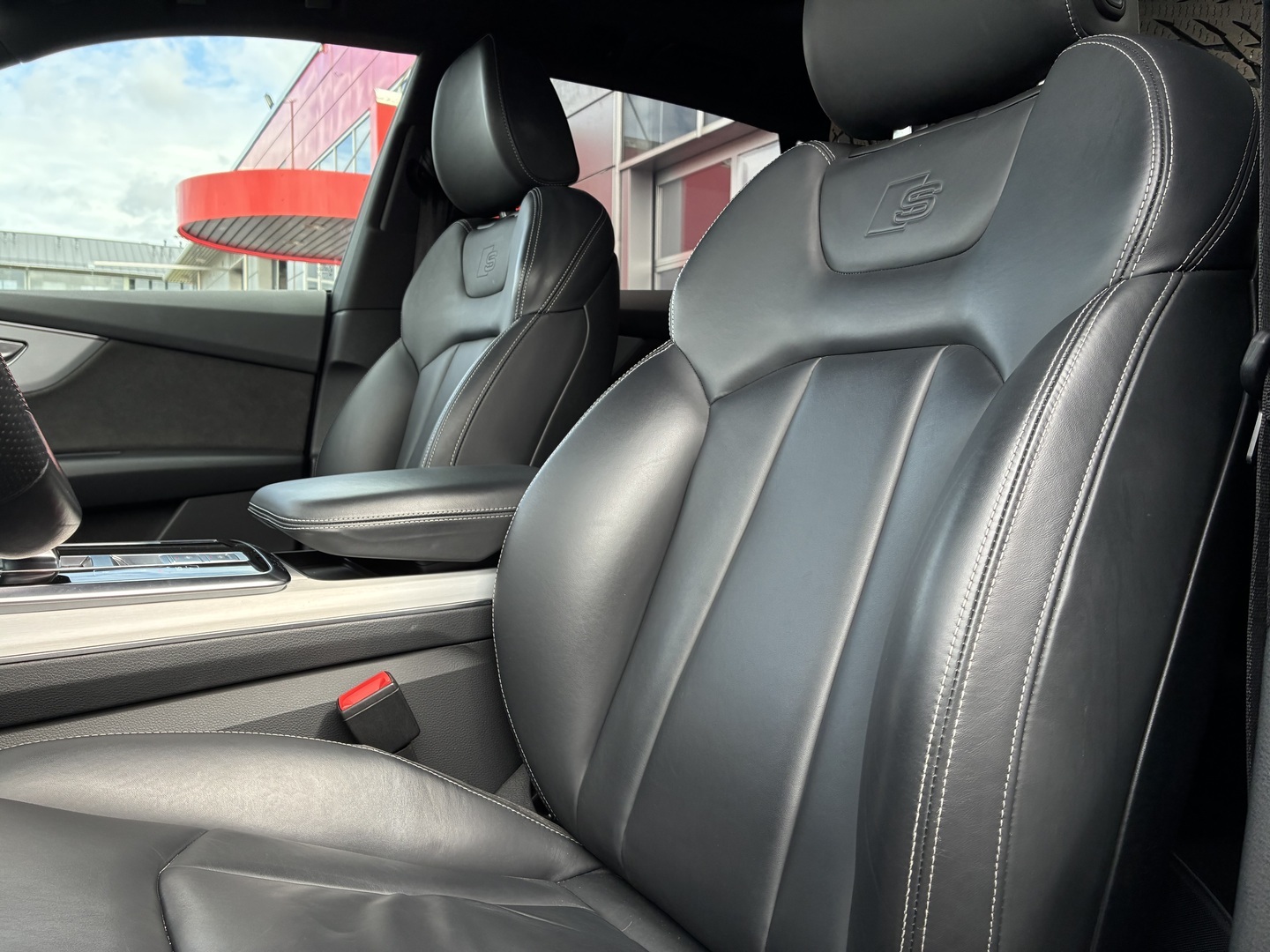 Audi - Q8 - 60 TFSI e 340 kW quattro tiptronic S Line - Maastoauto