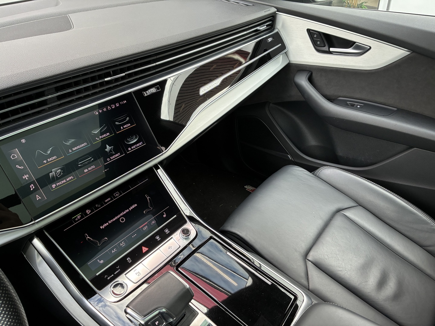 Audi - Q8 - 60 TFSI e 340 kW quattro tiptronic S Line - Maastoauto