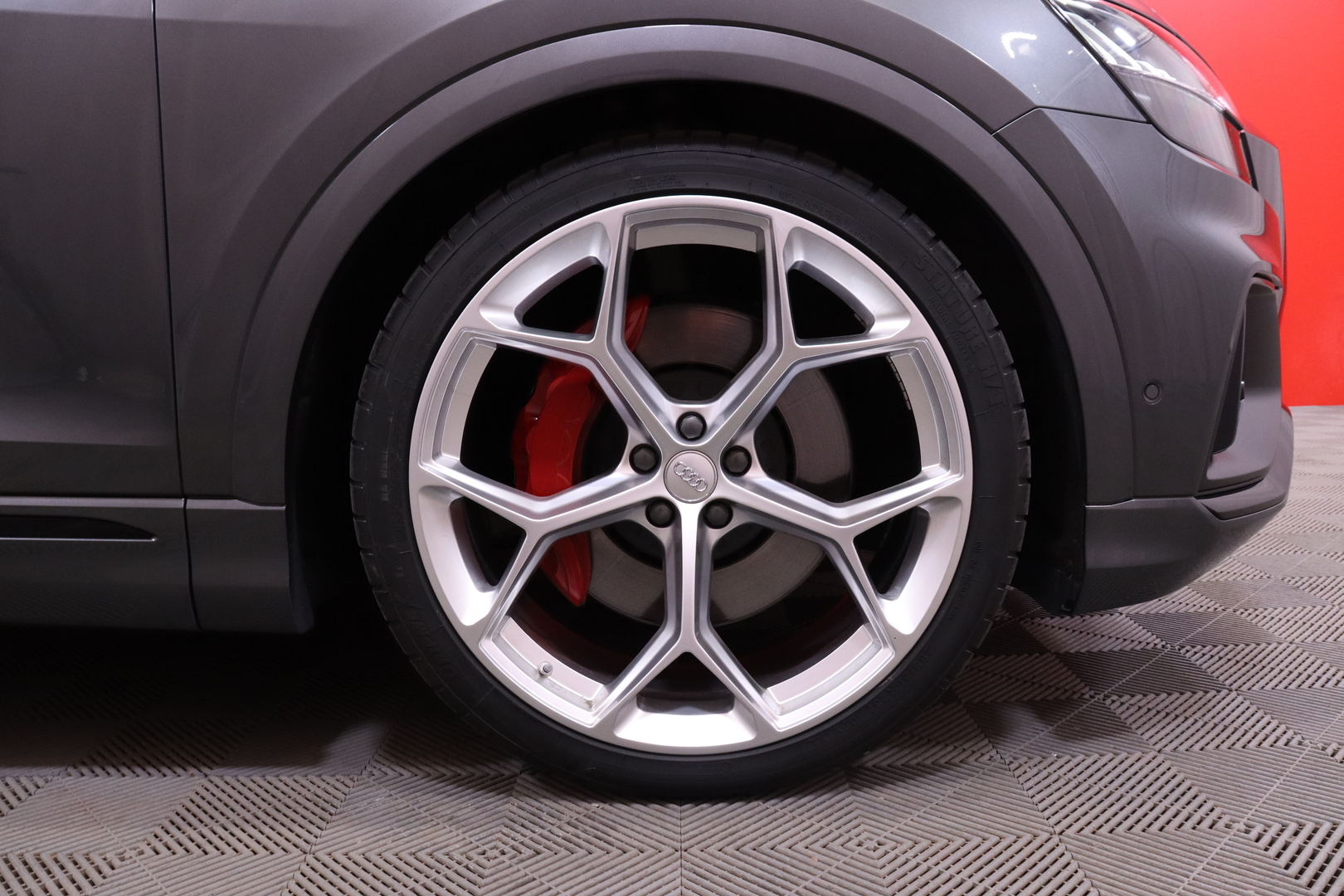Audi - Q8 - 60 TFSI e 340 kW quattro tiptronic S Line - Maastoauto