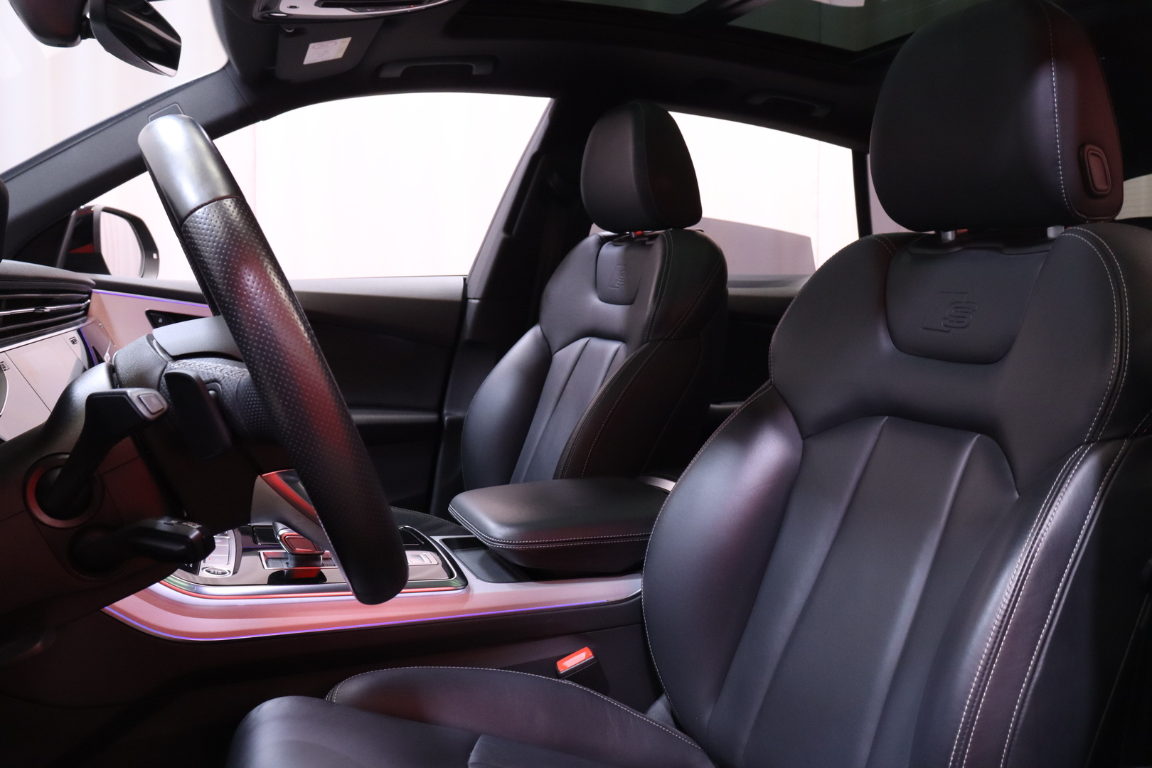 Audi - Q8 - 60 TFSI e 340 kW quattro tiptronic S Line - Maastoauto