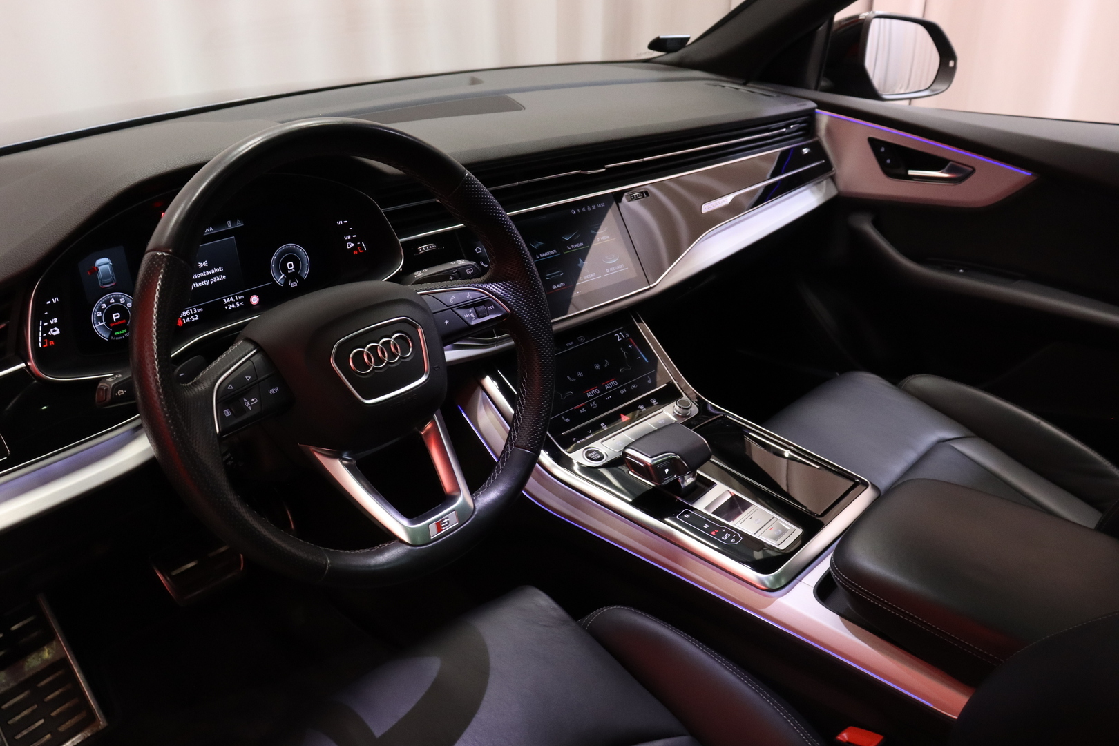 Audi - Q8 - 60 TFSI e 340 kW quattro tiptronic S Line - Maastoauto