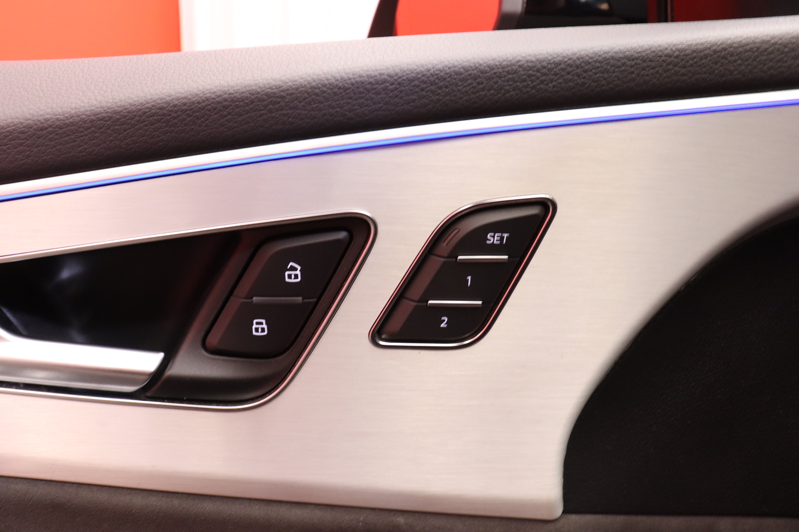 Audi - Q8 - 60 TFSI e 340 kW quattro tiptronic S Line - Maastoauto